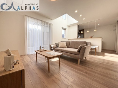 【居間・リビング】 | 姫路市飾磨区上野田五丁目　新築戸建　６号地 | 明るく広々LDK！！ご家族の団らんにゆったりした空間♪