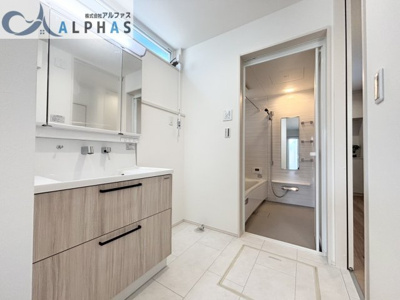 【独立洗面台】 | 姫路市飾磨区上野田五丁目　新築戸建　６号地 | 収納力と機能性に優れたお手入れラクラクシャワー付き洗面化粧台♪