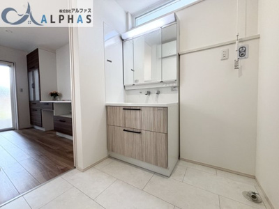 【脱衣所】 | 姫路市飾磨区上野田五丁目　新築戸建　６号地 | 洗面所に窓があり明るい雰囲気です♪