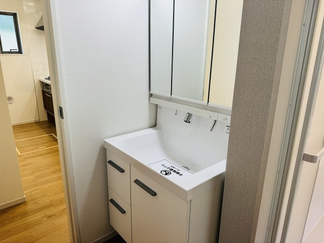 八王子市　富士見町　新築一戸建て　４期の独立洗面台|～３面鏡付きの独立洗面台　細々している物をスッキリ収納出来ます～