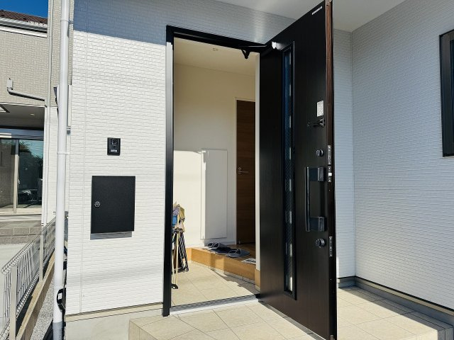 八王子市　富士見町　新築一戸建て　４期の玄関|～玄関は安心のWロックキーを採用～