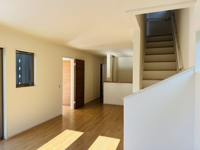 八王子市　富士見町　新築一戸建て　４期の居間・リビング|～18.8帖の明るいLDKで家族団欒の時間をお過ごしいただけます～