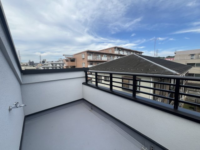 横浜市港北区鳥山町新築戸建のバルコニー|３階バルコニーは広さ、眺望良き