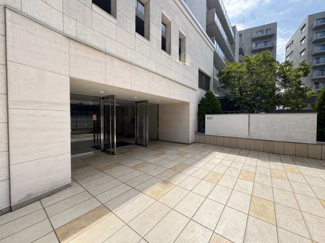 グレンパーク駒場E棟のエントランス
