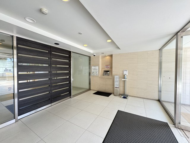 グレンパーク駒場E棟のエントランス