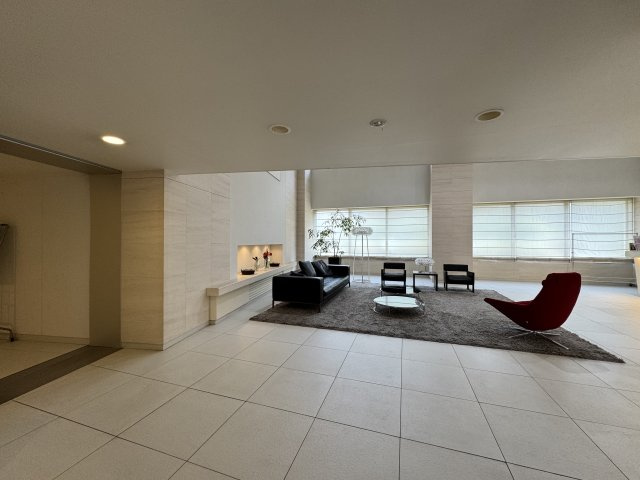 グレンパーク駒場E棟のエントランス