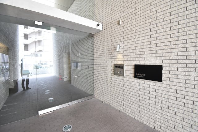 インプルーブ難波ウエストのエントランス