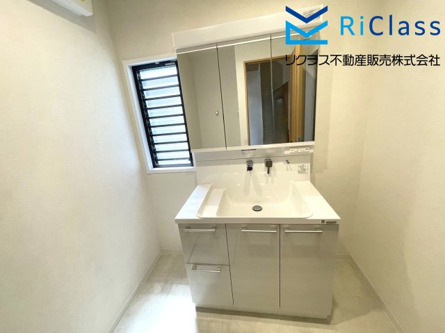中古戸建　神戸市長田区片山町1丁目7の独立洗面台|1階の洗面化粧台です
ランドリースペースあります