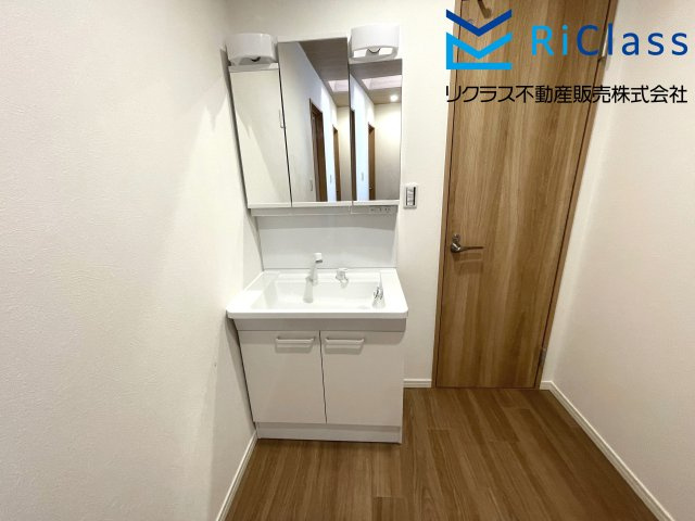 中古戸建　神戸市長田区片山町1丁目7の独立洗面台|２階洗面化粧台です