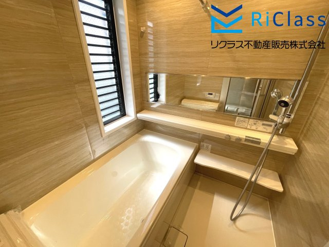 中古戸建　神戸市長田区片山町1丁目7の浴室|お風呂で日々の疲れを落としましょう
窓もあります
浴室乾燥機付きです