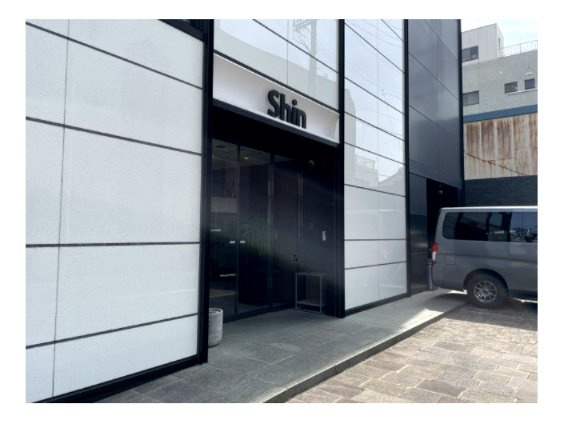 shinビルのエントランス