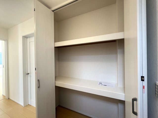道路も地面も建物もイチから造るこの街【旭区市沢町】新築戸建の収納|廊下にも収納あり◎