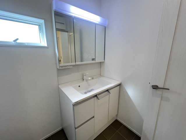 道路も地面も建物もイチから造るこの街【旭区市沢町】新築戸建の独立洗面台|独立洗面台は小物を収納できます◎