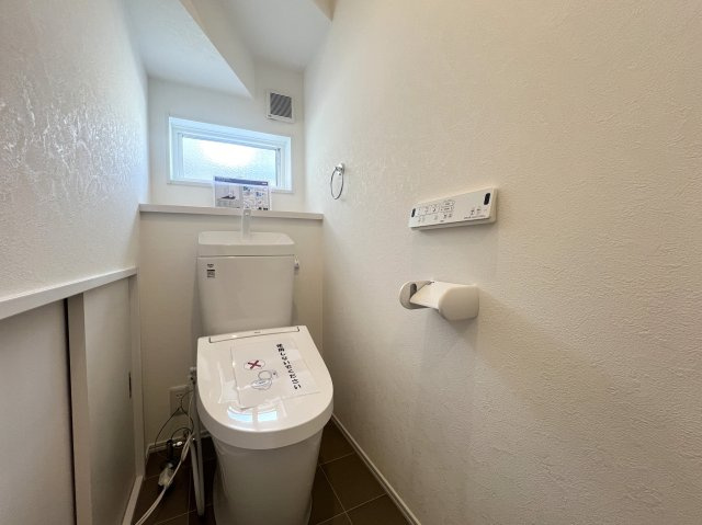 道路も地面も建物もイチから造るこの街【旭区市沢町】新築戸建のトイレ|収納がついている所がＧＯＯＤポイント♪
階段下でも圧迫感はありません！