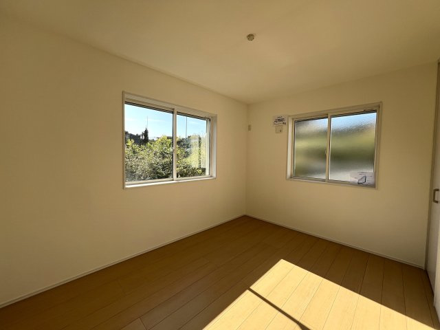 道路も地面も建物もイチから造るこの街【旭区市沢町】新築戸建の洋室|２面採光で最高な陽当たり♪
気分も明るくしてくれます◎