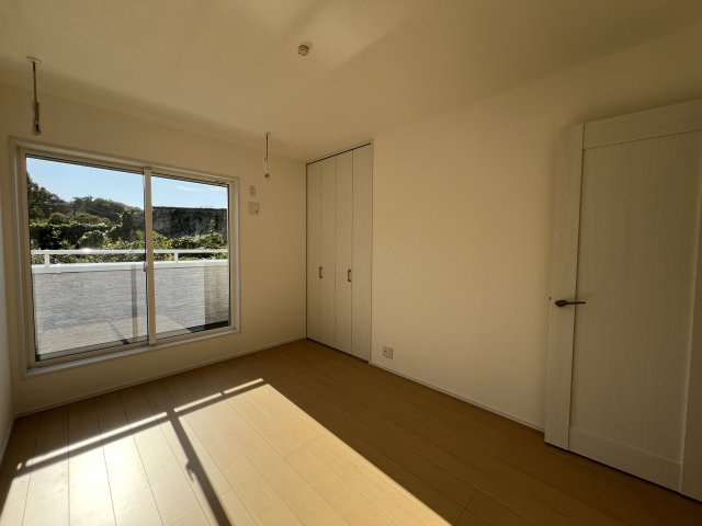 道路も地面も建物もイチから造るこの街【旭区市沢町】新築戸建の洋室|全ての部屋が南東向きでご覧の明るさ(*^^*)