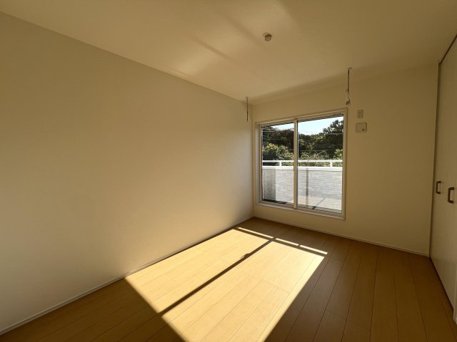 道路も地面も建物もイチから造るこの街【旭区市沢町】新築戸建の洋室|全居室収納あり◎
無駄のない四角いお部屋が使いやすい◎