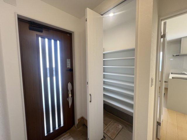 道路も地面も建物もイチから造るこの街【旭区市沢町】新築戸建の玄関|毎日通る玄関はこちらです♪
シューズクロークは広々としていますから収納力は文句ナシ！