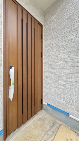 道路も地面も建物もイチから造るこの街【旭区市沢町】新築戸建の玄関|落ち着いた玄関です◎