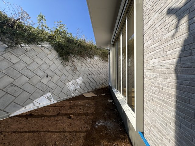 道路も地面も建物もイチから造るこの街【旭区市沢町】新築戸建の庭|擁壁が目隠しとなりプライベート性を確保しつつ、陽も当たるお庭◎