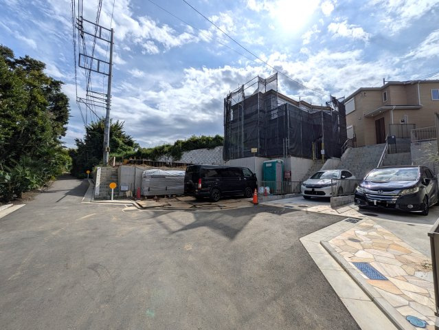 道路も地面も建物もイチから造るこの街【旭区市沢町】新築戸建の前面道路含む現地写真|9/30時点での最新進捗状況です。目の前の道路も新設で、お車の取りまわしもラクラク♪