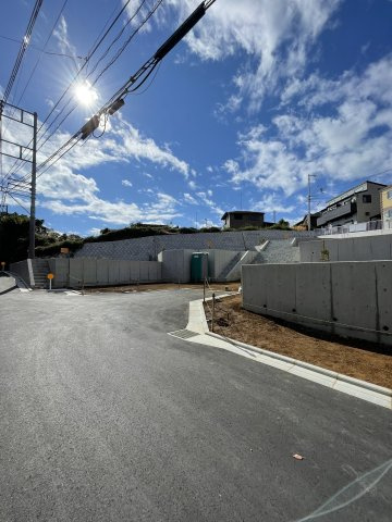 道路も地面も建物もイチから造るこの街【旭区市沢町】新築戸建の前面道路含む現地写真|車通りも少なく、フラットなので駐車もノンストレス◎
