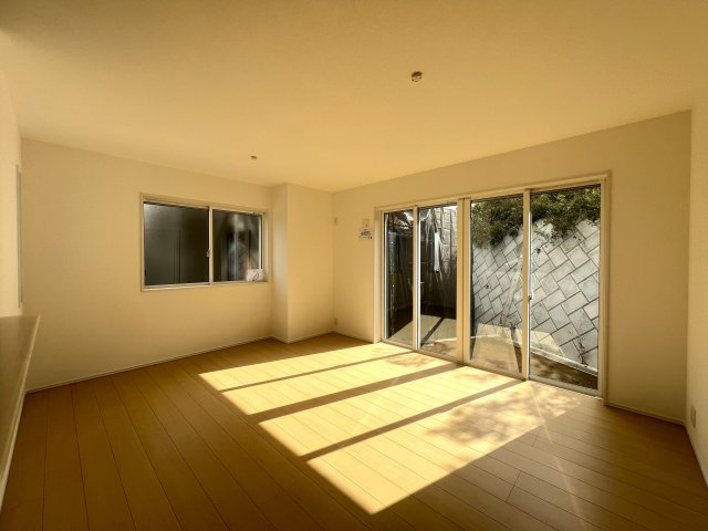 道路も地面も建物もイチから造るこの街【旭区市沢町】新築戸建の居間・リビング|15帖ＬＤＫ◎