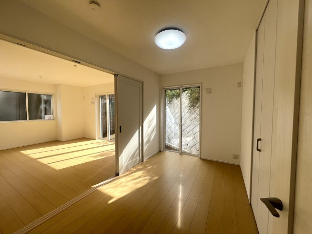 道路も地面も建物もイチから造るこの街【旭区市沢町】新築戸建の居間・リビング|１階には５帖の洋室◎
ＬＤＫと繋げて２０帖のお部屋として使っても、客間として使ってもＧＯＯＤ！