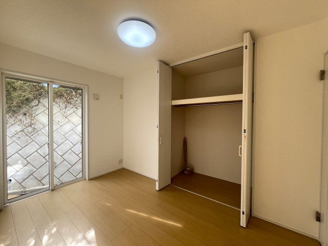 道路も地面も建物もイチから造るこの街【旭区市沢町】新築戸建の洋室|ＬＤＫからと廊下から２wayの洋室◎
もちろん収納も完備！