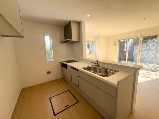 道路も地面も建物もイチから造るこの街【旭区市沢町】新築戸建のキッチン|見た目も使いやすさも良いカウンターキッチン◎
吊戸棚もついて収納力UP！