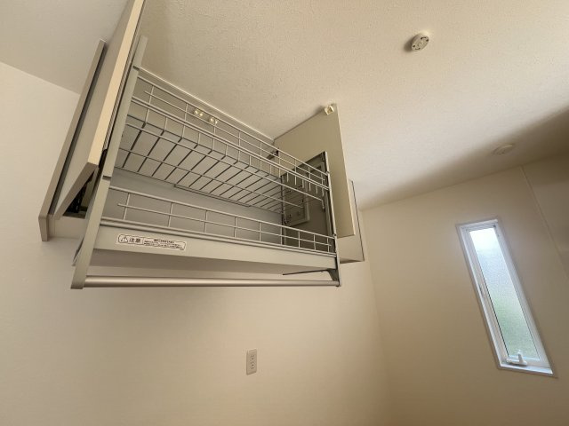 道路も地面も建物もイチから造るこの街【旭区市沢町】新築戸建のキッチン|吊戸棚はラック部分を下ろすことができますので、女性でも片付け楽々♪