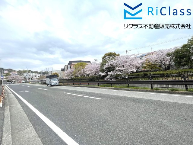 アーバンヒルズ上沢の周辺|マンション前の道路です