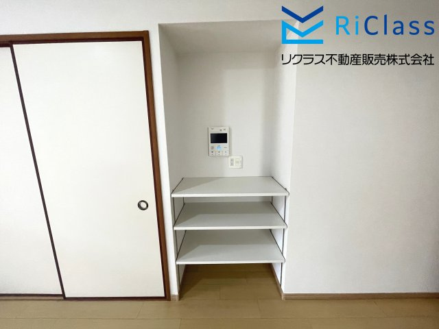 アーバンヒルズ上沢の居間・リビング|リビングに棚があります