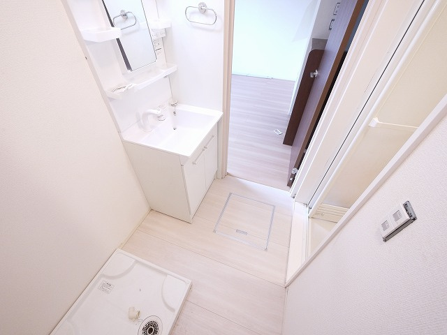 コーラル杉本の洗面所|スペースが確保できる洗面所です