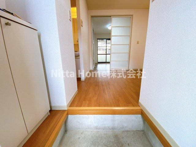 ファミールコーポ高屋2の玄関|綺麗な玄関にシューズボックスも付いています＊