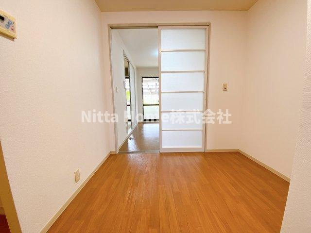 ファミールコーポ高屋2の内装|5.1帖の洋室です(^。^)