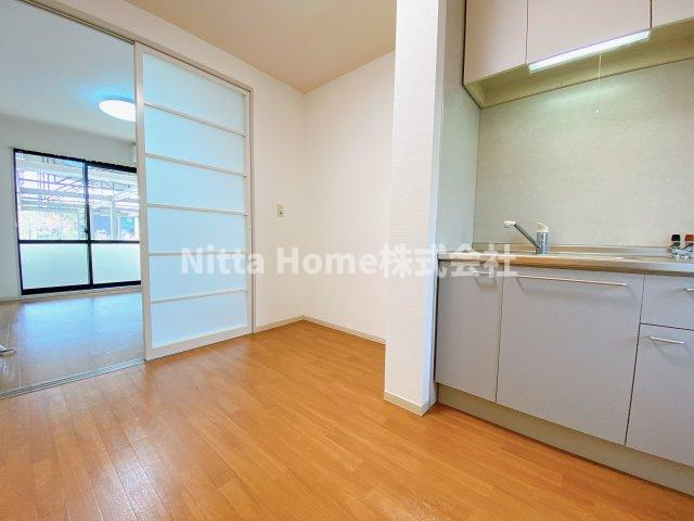 ファミールコーポ高屋2の洋室|明るい色のフローリングに仕上がっています！