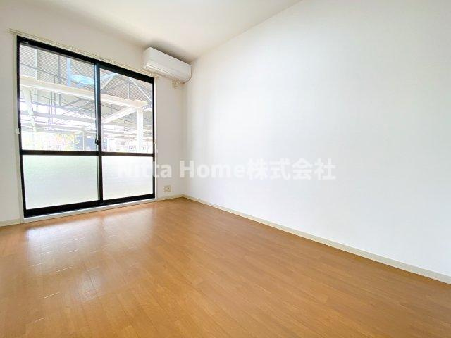 ファミールコーポ高屋2の居間・リビング|テラス付きの間取りです(^^♪