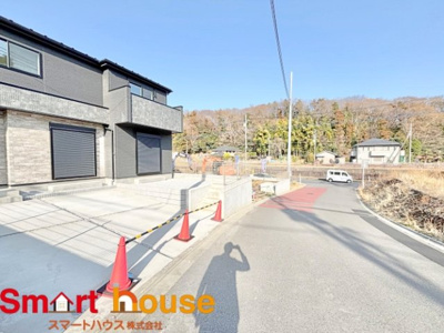 【前面道路含む現地写真】 | 相模原市南区下溝新築1棟！南道路並列車2台！ | お住まいの前面道路が広いと駐車が楽になり、陽当たりも遮られないので明るく居心地の良いお家になります♪