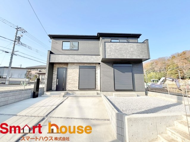 相模原市南区下溝新築1棟！南道路並列車2台！の外観|外壁が周囲の街並みと青空に生えるお洒落な仕上がり！周囲には高い建物のないエリア。青い空が大きく感じますね。