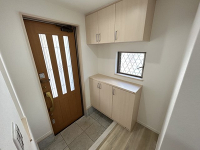 【玄関】 | 宝塚市高司３丁目中古戸建 | 収納もある玄関です