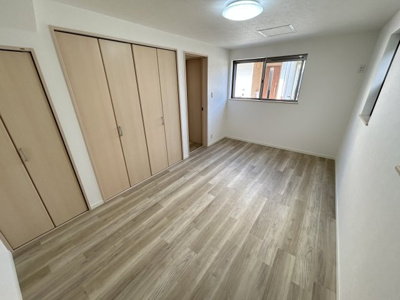 【洋室】 | 宝塚市高司３丁目中古戸建 | 落ち着いた色調の洋室です