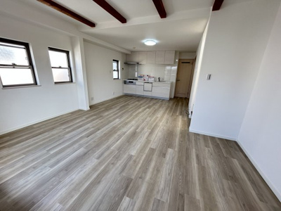 【居間・リビング】 | 宝塚市高司３丁目中古戸建 | ゆったり過ごせるリビングです