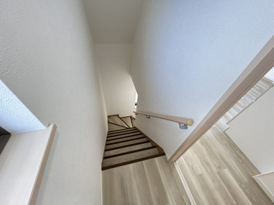 【その他】 | 宝塚市高司３丁目中古戸建 | 階段は手すり付きです