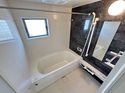 【浴室】 | 宝塚市高司３丁目中古戸建 | 落ち着いた空間のお風呂です