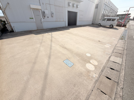 西伊場町倉庫の駐車場