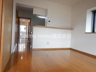 ユーミーハピネスのキッチン|明るいリビングは９帖です♪