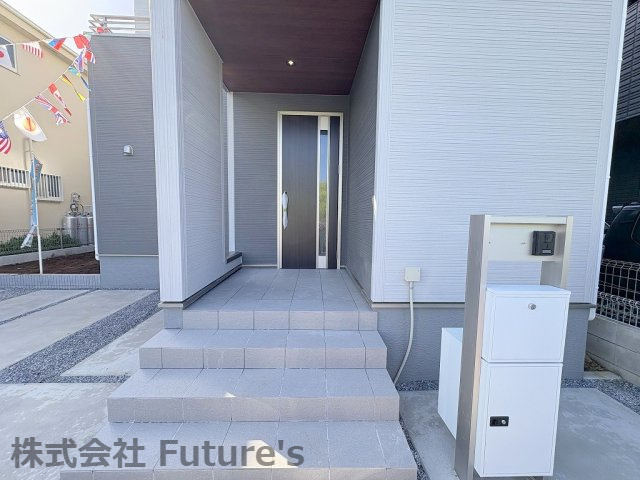 三郷市早稲田7丁目　新築戸建　全1棟のエントランス|不在時に便利な宅配BOX完備です