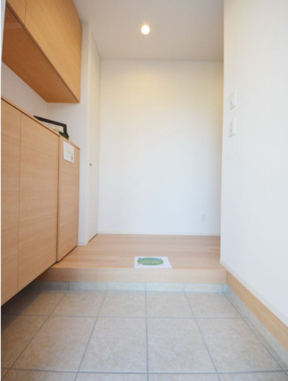 【玄関】 | 戸建ての玄関は広々して収納もたっぷりあります。