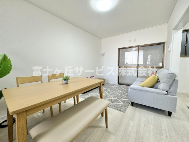 【居間・リビング】 | 静岡市葵区平和1丁目 中古戸建て | リビングです